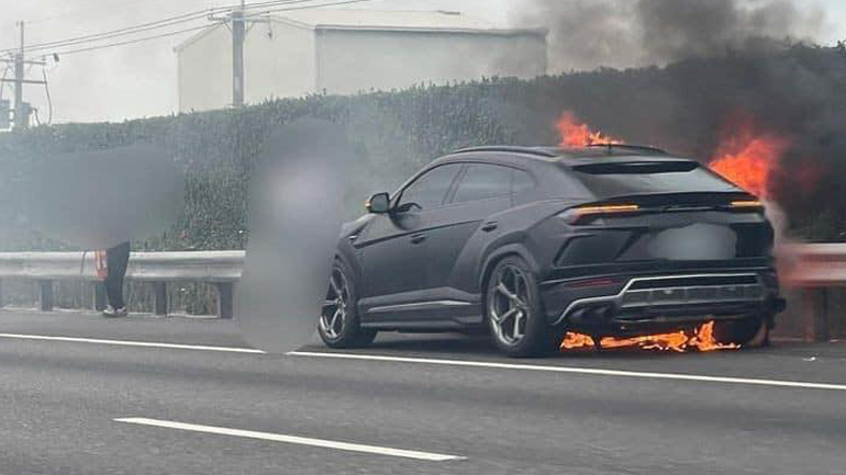 Lamborghini Urus λαμπαδιάζει στη μέση του δρόμου!